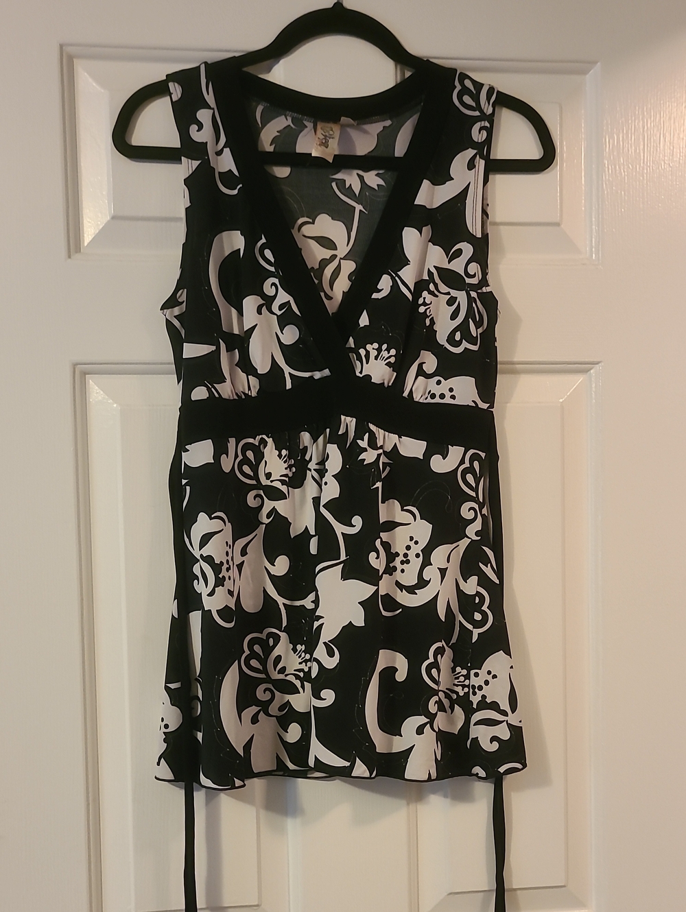 L8teR Black & White Floral V-Neck Sleeveless Blouse